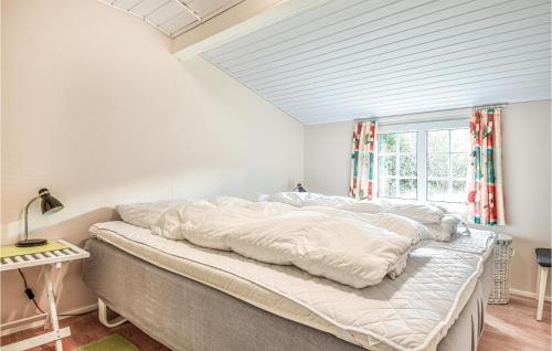 リンケビングにあるBeautiful Home In Ringkbing With 2 Bedrooms, Sauna And Wifiのベッドルーム(白いシーツを使用した大型ベッド1台付)