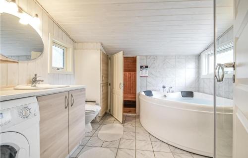 リンケビングにあるBeautiful Home In Ringkbing With 2 Bedrooms, Sauna And Wifiのバスルーム(バスタブ、トイレ、シンク付)