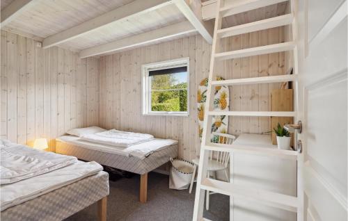 een slaapkamer met een stapelbed en een ladder bij Cozy Home In Otterup With Kitchen in Otterup