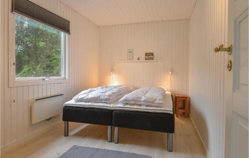 スナーヴィグにあるBlbrhusetの窓付きの部屋のベッド1台