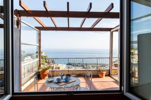 widok na ocean z okna w obiekcie Panoramic sea view w Genui