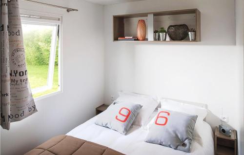 ヴィデ・サンデにあるStunning Home In Hvide Sande With 3 Bedrooms, Wifi And Indoor Swimming Poolのベッドルーム1室(白いシーツと枕のベッド1台付)