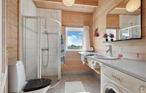ein Bad mit einem WC, einem Waschbecken und einer Dusche in der Unterkunft Lovely Home In Ulfborg With House Sea View in Ulfborg