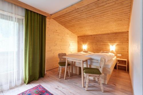 um quarto com uma cama e uma mesa num quarto em Appartement Renate Siess em Sankt Anton am Arlberg