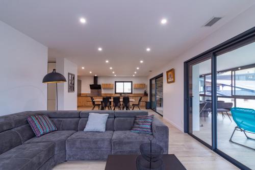 a living room with a couch and a dining room at Résidence pieds des pistes in Ax-les-Thermes