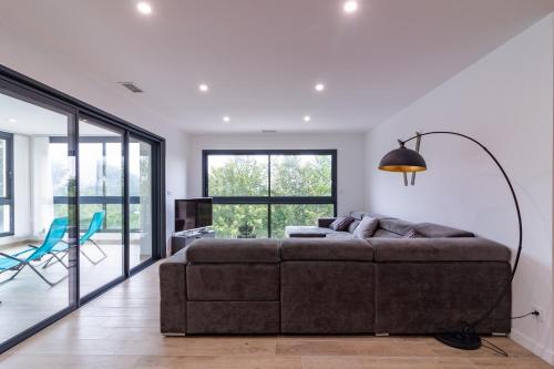 un soggiorno con divano e una grande finestra di Résidence pieds des pistes ad Ax-les-Thermes