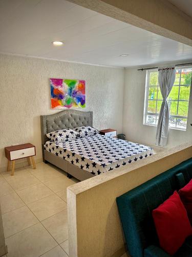 - une chambre avec un lit et un canapé dans l'établissement Apartamento sector aeropuerto, à Manizales