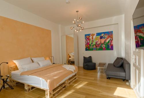 una camera da letto con un letto e un dipinto sul muro di Apartment near Warschauer Platz and Spree river a Berlino