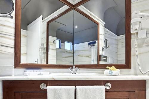 baño con lavabo y espejo grande en Holiday home in Elounda, en Elounda