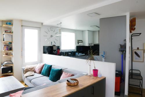 un salon avec un canapé et une table dans l'établissement EXIGEHOME-Bel Appartement Sèvres, à Sèvres