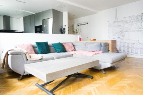 un salon avec un canapé et une table basse dans l'établissement EXIGEHOME-Bel Appartement Sèvres, à Sèvres