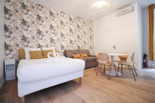 une chambre avec un lit, une table et un canapé dans l'établissement Studio 4pers#Opera# Musée du Louvre# Place Vendôme#AC, à Paris