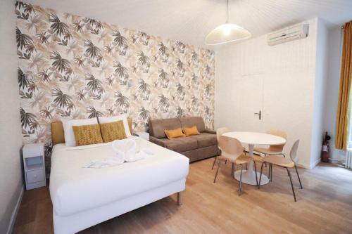 - un salon avec un lit blanc et une table dans l'établissement Studio 4pers#Opera# Musée du Louvre# Place Vendôme#AC, à Paris