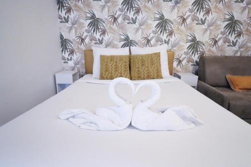 - une chambre avec un lit et 2 serviettes blanches dans l'établissement Studio 4pers#Opera# Musée du Louvre# Place Vendôme#AC, à Paris