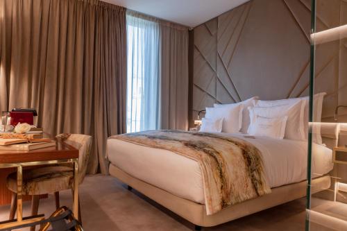 Кровать или кровати в номере Wine & Books Lisboa Hotel