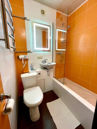 uma casa de banho com um WC, um lavatório e um chuveiro em Квартира Сапфір Avenue Myru 35a em Chernihiv