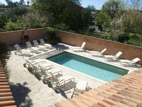サン・カシャーノ・イン・ヴァル・ディ・ペーザにあるCosy holiday home in Tuscany with shared swimming poolのスイミングプール(長椅子、たくさんの家具付)
