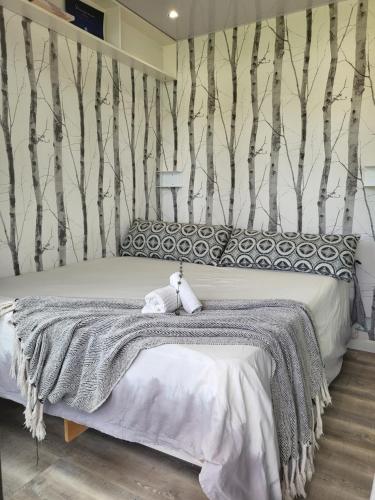 ein Schlafzimmer mit einem Bett mit einem Teddybär drauf in der Unterkunft The tiny home in Riebeek-Wes