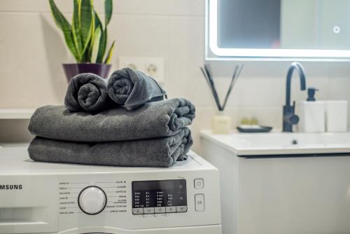 a stack of towels sitting on top of a washing machine at Club Paraiso 1306 in Playa Paraiso