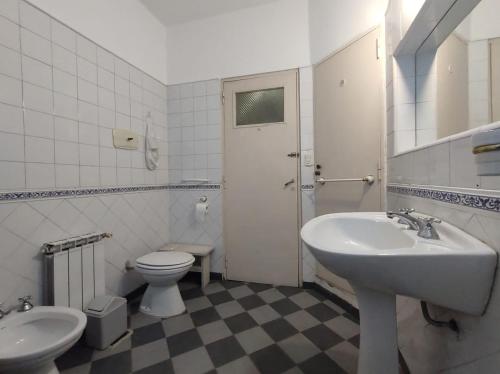 y baño con lavamanos, aseo y lavamanos. en Los Ángeles Temporario en Córdoba
