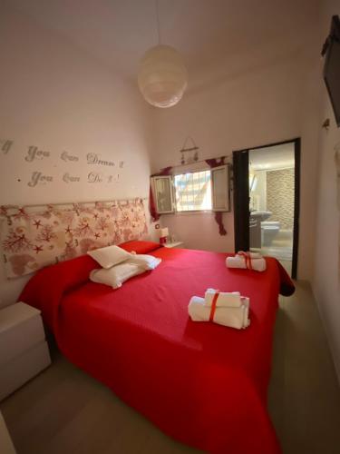 シラクーサにあるStella Marinaのベッドルーム(赤いベッド1台、鏡付)