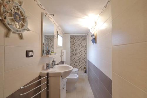 シラクーサにあるStella Marinaのバスルーム(洗面台、トイレ付)