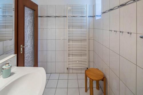 een badkamer met een wastafel, een toilet en een kruk bij Ferienwohnung Haus-schirmer in Bad Wildungen