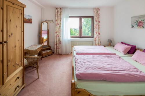 1 Schlafzimmer mit 2 Betten und einem Fenster in der Unterkunft Ferienwohnung Haus-schirmer in Bad Wildungen