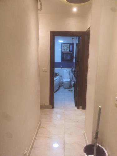 een hal van een badkamer met een toilet en een wastafel bij شقه الخامس in Mansoura