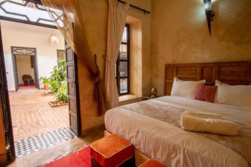 a bedroom with a large bed in a room at Riad en Exlusivité à 5min de la place jamaa el fna in Marrakesh