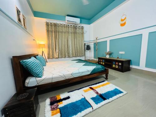 ein Schlafzimmer mit einem Bett und einem Teppich in der Unterkunft *URBAN HOME*-A Luxe Contemporary 1BHK Apartment in Guwahati