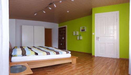 a bedroom with green walls and a bed in it at Ferienwohnung Erz in Kinheim