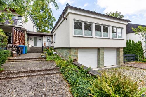 a white house with a brick driveway at Elim in Olsberg