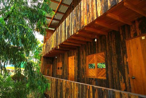 ein Holzgebäude mit einer Seitentür in der Unterkunft Casa Madera in San Marcos La Laguna