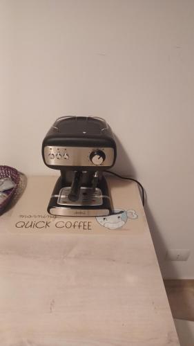 een zwart koffiezetapparaat op een tafel bij Casa Kennedy in Monopoli
