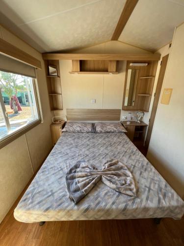 - un lit avec deux couvertures dans une chambre dans l'établissement Casa Bianca, à Follonica