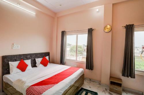 Łóżko lub łóżka w pokoju w obiekcie OYO Flagship Hotel Drip Inn