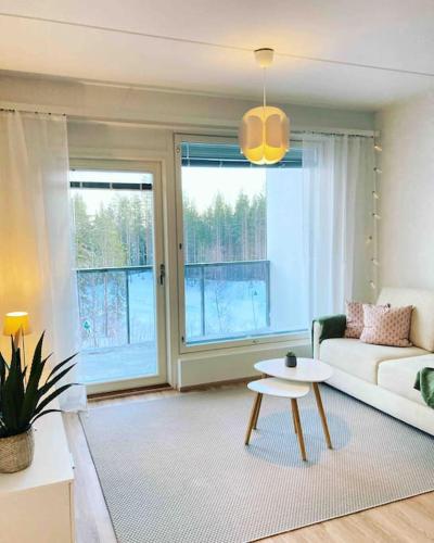 sala de estar con sofá y mesa en Levi Holiday home Poroileville, en Kittilä