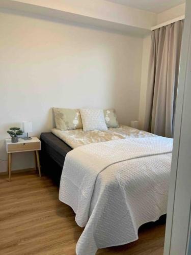 1 dormitorio con 1 cama y mesa auxiliar en Levi Holiday home Poroileville, en Kittilä