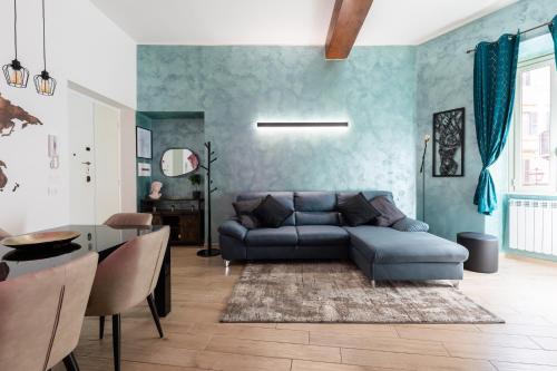 uma sala de estar com um sofá e uma mesa em Maison Piazza di Spagna em Roma