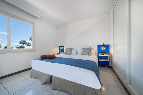 ein Schlafzimmer mit einem großen Bett und einem Fenster in der Unterkunft One bedroom with pool at 500m from Playa Chica, Puerto del Carmen in Puerto del Carmen