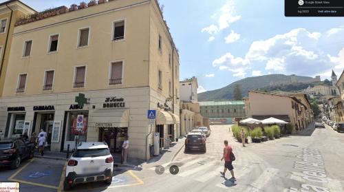 Appartamento in Piazza Spolethome في سبوليتو: تقديم شارع المدينة مع وجود سيارات تقف في الشارع