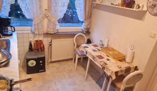 a kitchen with a table and chairs in a room at Résidence Fotoulaise in Lüneburg