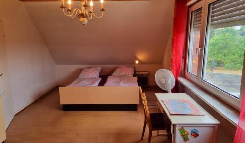 um quarto com 2 camas, uma mesa e uma janela em Résidence Fotoulaise em Lüneburg