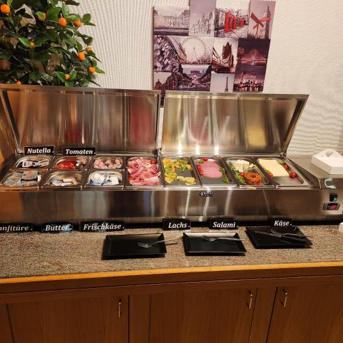 een buffet met veel verschillende soorten eten bij Siegerland-Hotel in Freudenberg