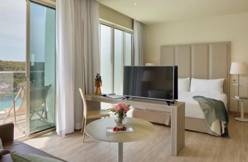 Μια τηλεόραση ή/και κέντρο ψυχαγωγίας στο Meliá Cala Galdana