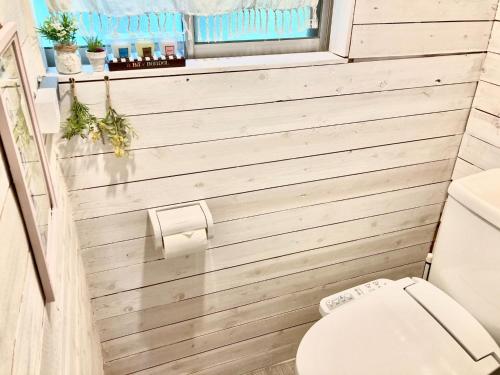 ein kleines Bad mit einem WC und einem Fenster in der Unterkunft Fukuoka - House / Vacation STAY 4898 in Fukuoka