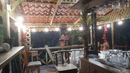 una stanza con bar con sedie e piante di Corredores del Pacuare a La Suiza
