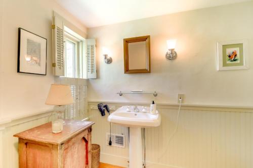 La salle de bains est pourvue d'un lavabo et d'un miroir. dans l'établissement Warren Vacation Rental about 3 Mi to Sugarbush Resort!, à Warren