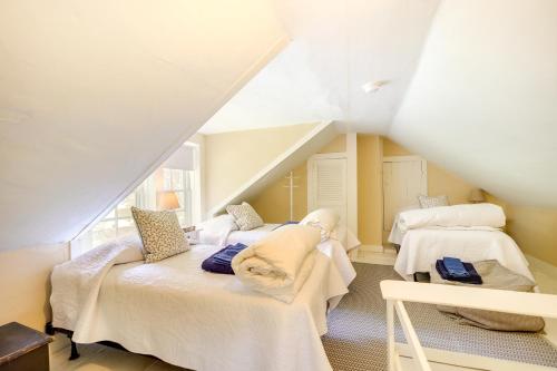 Tempat tidur dalam kamar di Warren Vacation Rental about 3 Mi to Sugarbush Resort!